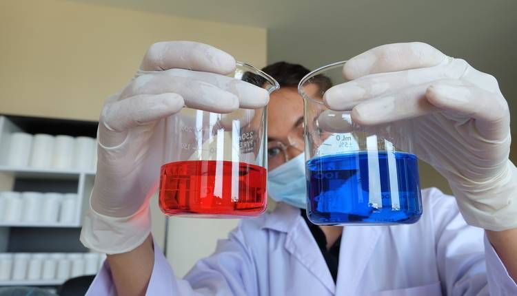 8 Tips Memilih Distributor Bahan Kimia Aman & Tersertifikasi